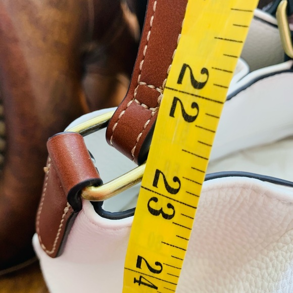 NEW ST JOHNS BAY MULTI COMPARTMENT WHITE & TAN PURSE W/LONG EXTENDED STRAP - Picture 9 of 10